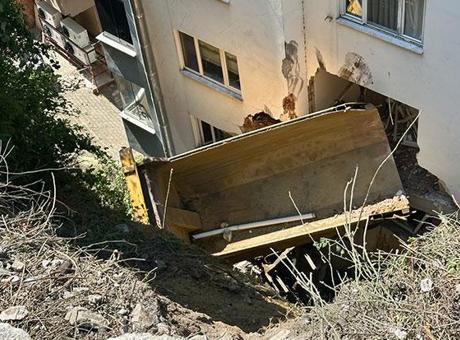 Yüksekten Uçan Kamyon Apartmana Saplandı: Kazada İki Yaralı