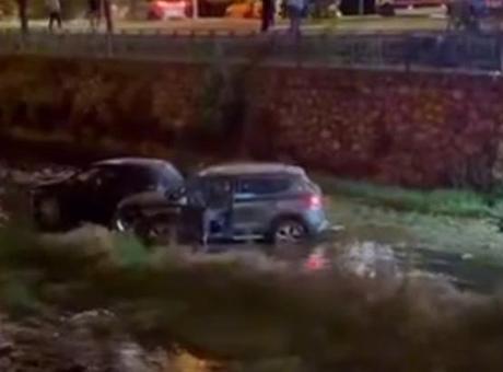 Bursa'da Zincirleme Kaza: 2 Otomobil Dereye Uçtu, 6 Yaralı
