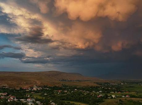 Van Semalarında Nadir Görülen Mammatus Bulutları Mucizesi