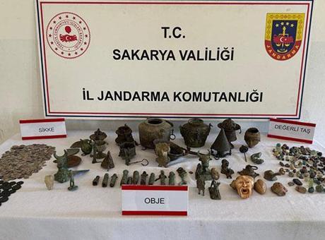 Geyve'de Kaçak Müzeye Baskın: 806 Tarihi Eser Ele Geçirildi