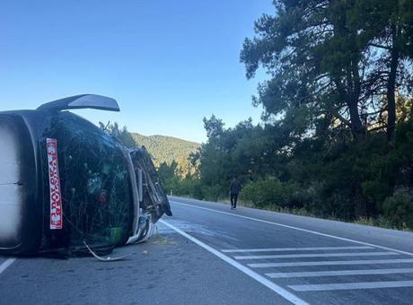 Antalya'da Tur Otobüsü ile Otomobil Çarpıştı: 1 Ölü, 12 Yaralı