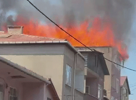 Pendik'te Çatı Yangını: İşçi Yaralandı, İtfaiye Müdahale Etti