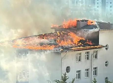 Beylikdüzü'nde Ortaokulun Çatısında Korkutan Yangın: İtfaiye Müdürlüğü Hızla Müdahale Ediyor