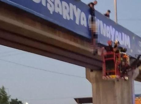Kocaeli'de Şok Edici Olay: Üst Geçitte Yarı Çıplak Halde Bulunan Adam İhbarla Ortaya Çıktı