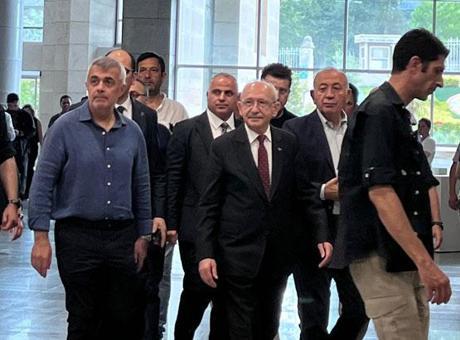 Kılıçdaroğlu, Gözaltında Bulunan Komedyen Deniz Göktaş'a Destek İçin Adliyeye Geldi