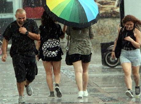 İstanbul'a Sağanak Uyarısı: Gök Gürültülü Yağışlar Tüm Şehri Etkisi Altına Alacak