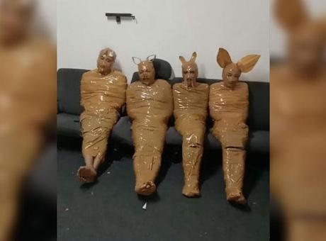 Endonezya'da Hırsızları 'Teletabi' Gibi Koli Bandıyla Sardı