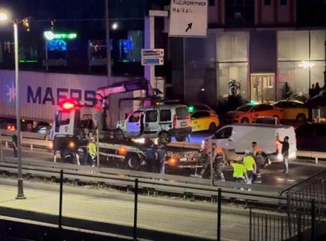 Küçükçekmece'de Trafik Kazası: İki Otomobile Çarpan Sürücü İki Kişiyi Yaraladı