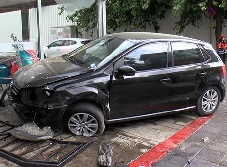 Dikkatsizlik Sonucu Otomobil Dükkan İstila Etti: Sürücü Yaralandı