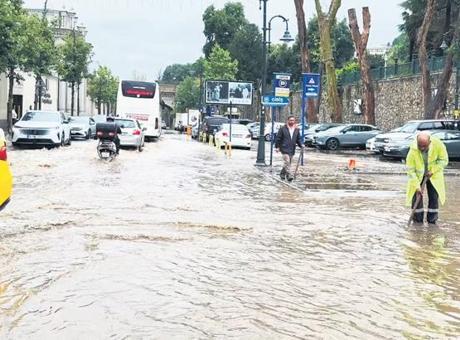 İstanbul'da Sağanak Yağış Hayatı Felç Etti