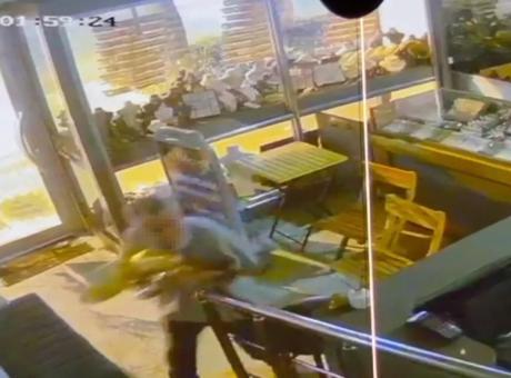 Adana'da İlginç Hırsızlık Olayı: Yaşlı Şüpheli Takı Mağazasını Hedef Aldı