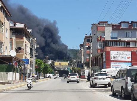Kocaeli'de Ambalaj Fabrikasında Neden Belirsiz Yangın Çıktı
