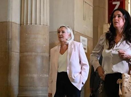 Le Pen'e 15 Ay Siyasetten Men Yasağı Kararı