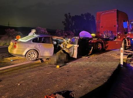 Adana'da Feci Kaza: Tıra Çarpan Otomobilde 2 Kişi Hayatını Kaybetti