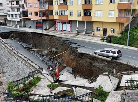 Rize'de İnşaat Kazısında İstinat Duvarı ve Yol Çöktü: Olay Yerinden Korkutan Görüntüler