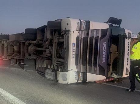 Kırıkkale'de feci kaza! Hurda yüklü tır karşı şeride geçip devrildi