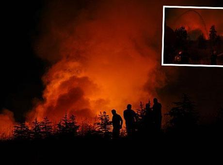 Ankara'da korkutan yangın! boş arazide yanan paletlere itfaiye müdahale ediyor