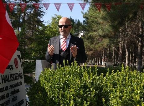 Emekli Korgeneral Zekai Aksakallı, şehit Ömer Halisdemir'in mezarını ziyaret etti