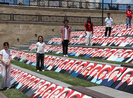 Ortaokul öğrencileri 15 Temmuz şehitlerinin resimlerini tuvale yansıttı