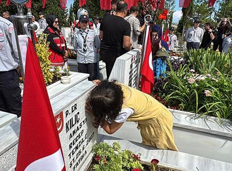 15 Temmuz töreninde duygulandıran an! Hiç görmediği şehit dayısının fotoğrafını öptü