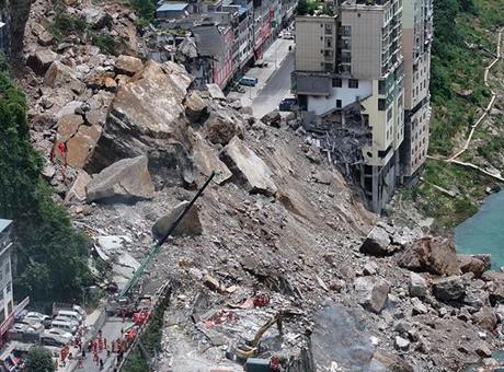 Çin'de heyelan faciası! Dehşet anı kamerada: Çok sayıda kişi toprak altında kaldı