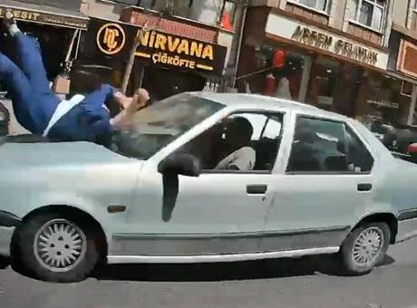 Karşıya geçmek isteyen kadına otomobil çarptı! Feci kazanın görüntüleri kamerada