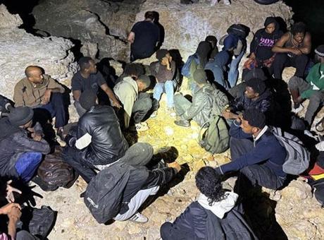 Ege Denizi'nde 39 düzensiz göçmen yakalandı, 8 kişi kurtarıldı