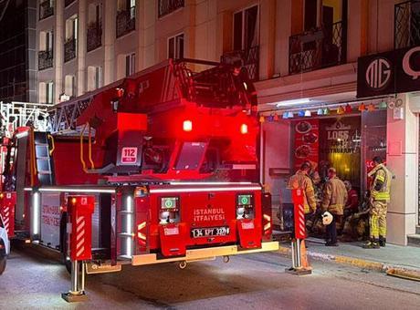Esenyurt'ta otel yangını; mahsur kalanlar merdivenle tahliye edildi