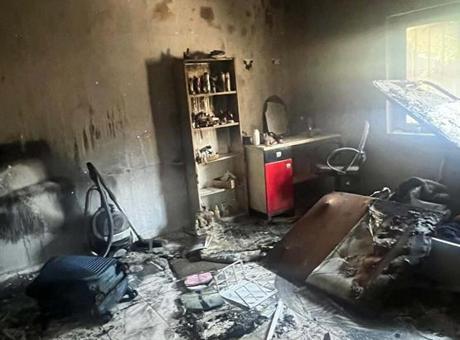 Benzin dolu şişeyle evi kundakladı; anne ve 2 kızı banyoya sığınarak kurtuldu