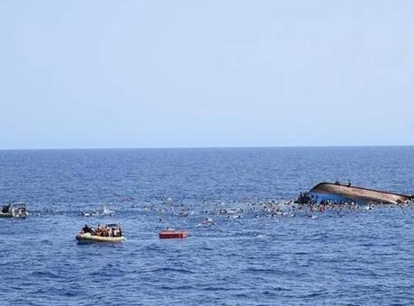 Aşırı yüklü tekne alabora oldu! 40'dan fazla kişi kayboldu