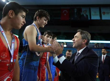 Enerji ve Tabii Kaynaklar Bakanı Bayraktar minik güreşçilerin müsabakalarını izledi