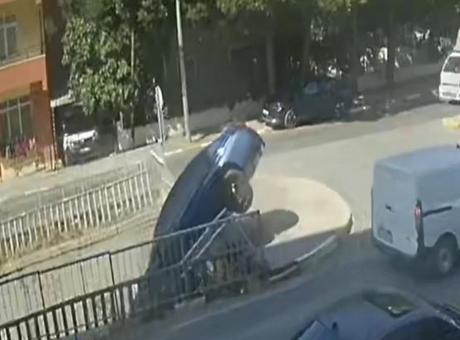 Pendik'te otomobilin dereye uçtuğu kaza kameralara yansıdı