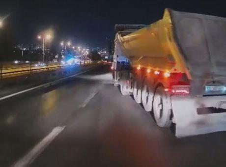 Esenyurt'ta kontrolsüz şerit değiştiren 2 hafriyat kamyonu kamerada