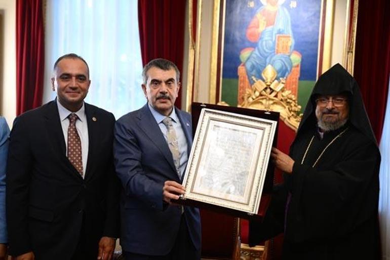 Bakan Tekin'den Özel Bezciyan Ermeni İlköğretim Okulu ve Ortaokulunu ziyaret