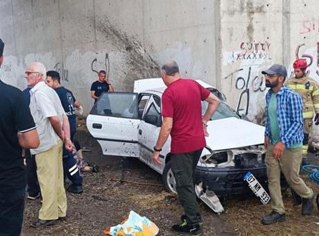 Bursa'da feci kaza! Otomobil köprü altındaki beton duvara çarptı: 3 ölü 2 yaralı