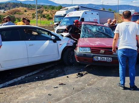 Pamukova’da 2 otomobil çarpıştı 1’i ağır 7 yaralı