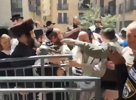 İsrail'de Haredilerden kafeye saldırı! 'Çalışmak yasak'