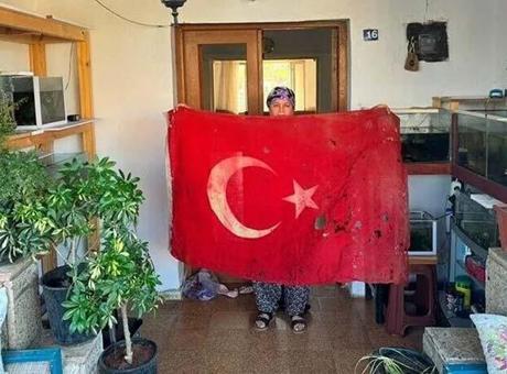 Kıbrıs Barış Harekatı'nın izlerini taşıyan Türk bayrağının yaraları sarılacak