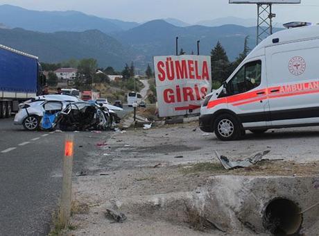 Kastamonu'da otomobil menfeze çarptı; aynı aileden 2 ölü, 4 yaralı