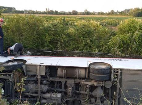 Samsun’da özel halk otobüsü şarampole devrildi: 21 yaralı