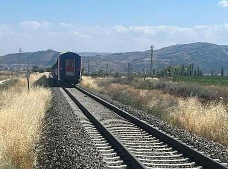 Afyonkarahisar'da trenin çarptığı tarım aracındaki 1 kişi öldü, 2 kişi yaralandı