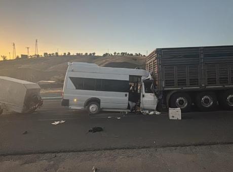 Malatya-Elazığ kara yolunda feci kaza! Tarım işçilerini taşıyan minibüs tıra çarptı; çok sayıda yaralı var