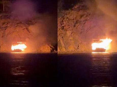 Antalya'da koyda demirli tur teknesi yandı