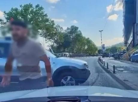 Dehşete düşüren görüntü! Trafikte tartıştığı sürücünün önünü kesti: Canım burnumda, kafanı keserim