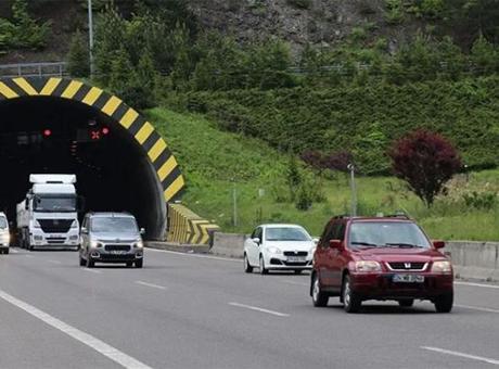 Bolu Dağı Tüneli'nde araç yangını! Ankara yönüne ulaşım durdu