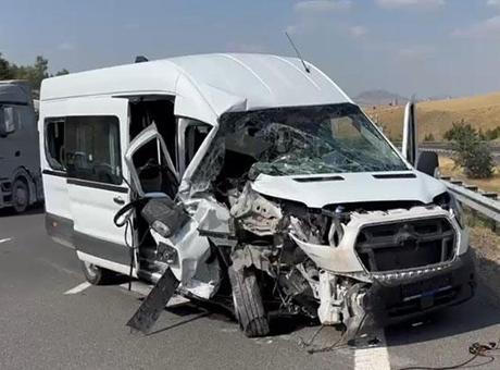 Ankara’da minibüs TIR'a çarptı: 7 yaralı