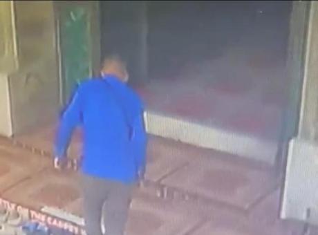 Fatih'te camide 450 bin liralık hırsızlık! Namaz kılarken çantasını çaldılar: Güvenlik kamerası her şeyi kaydetti