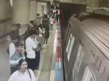 Görme engelli genç raylara düştü! Şişli'de metro istasyonunda korku dolu anlar kamerada