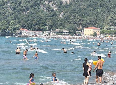 Bartın'da korku dolu anlar! Denize giren 10 kişi son anda kurtarıldı
