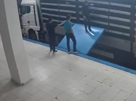 Sınır kapısında film gibi kaçış! Suç örgütü üyesi tırın gizli bölmesinde yakalandı